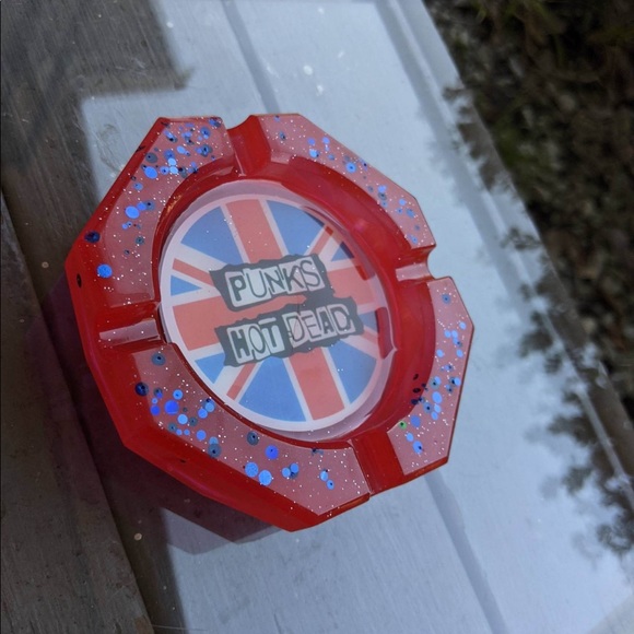 Punk is not dead handmade resin ashtray - Picture 4 of 15